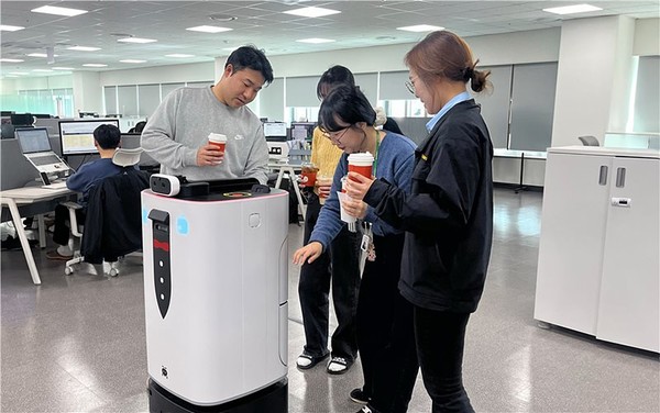 현대엘리베이터 임직원들이 사무실에서 배송로봇을 이용해 음료를 주문·수령하고 있다